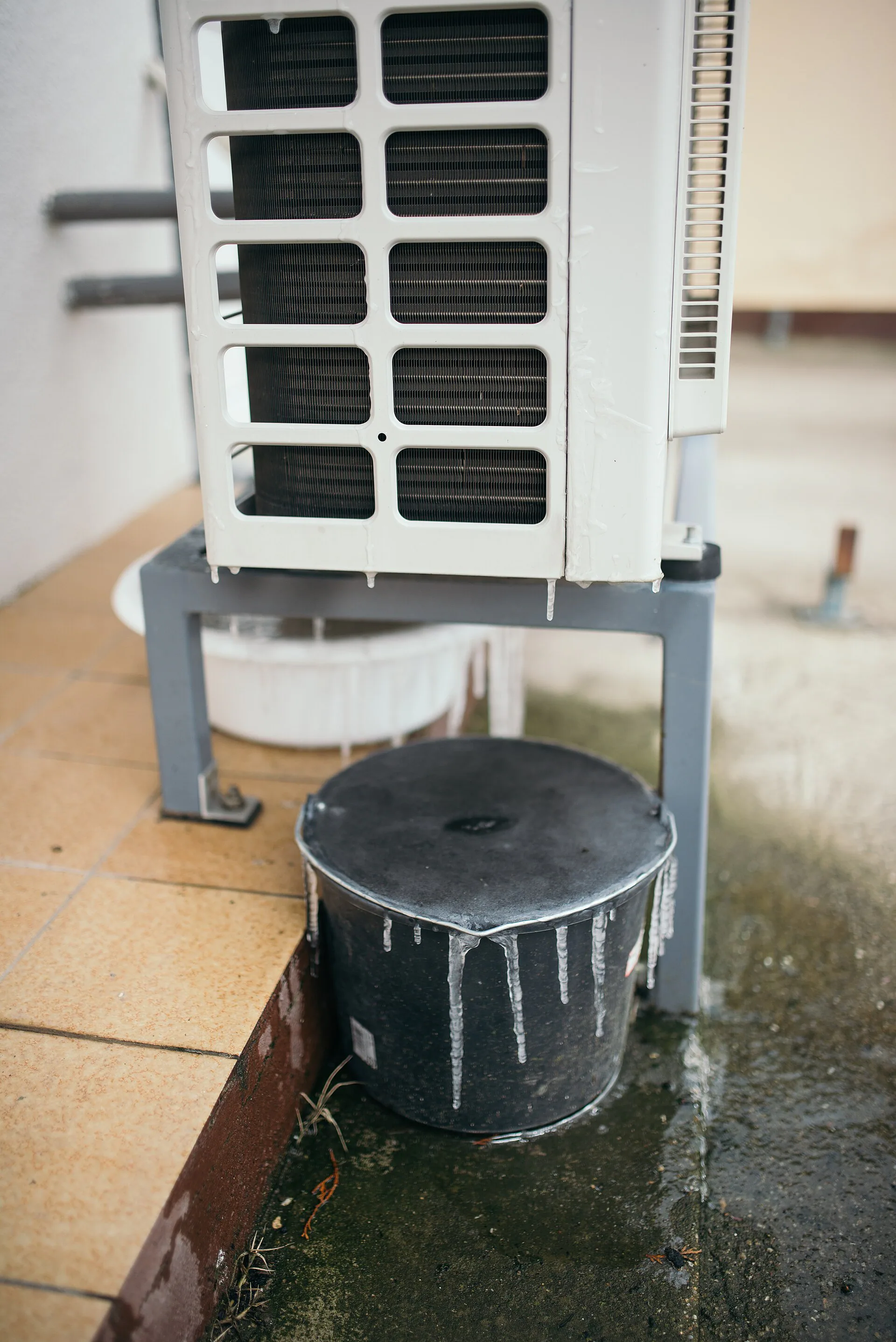 冷氣冷凝水在室外排出的真實情境示意