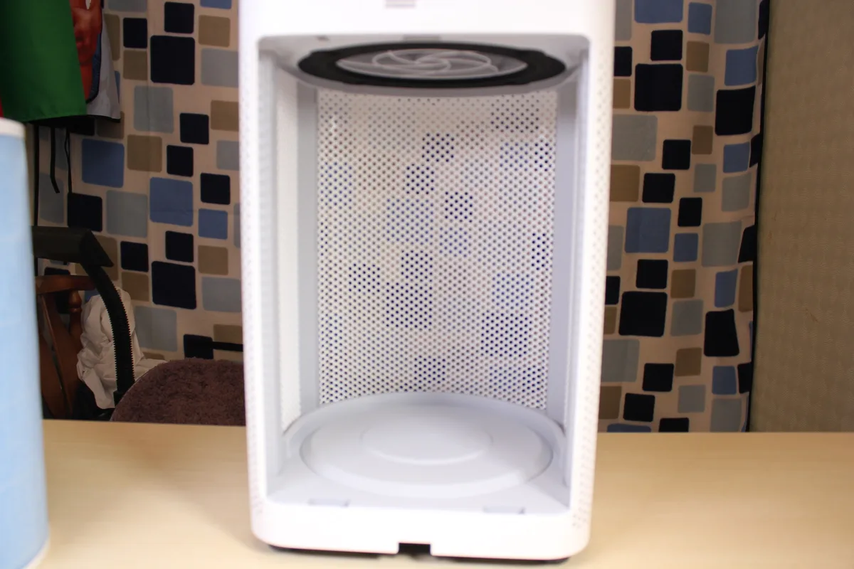 Xiaomi Smart Air Purifier 2S 拆下圓筒濾網的實機照片，示意購買前核對主機與濾網代碼
