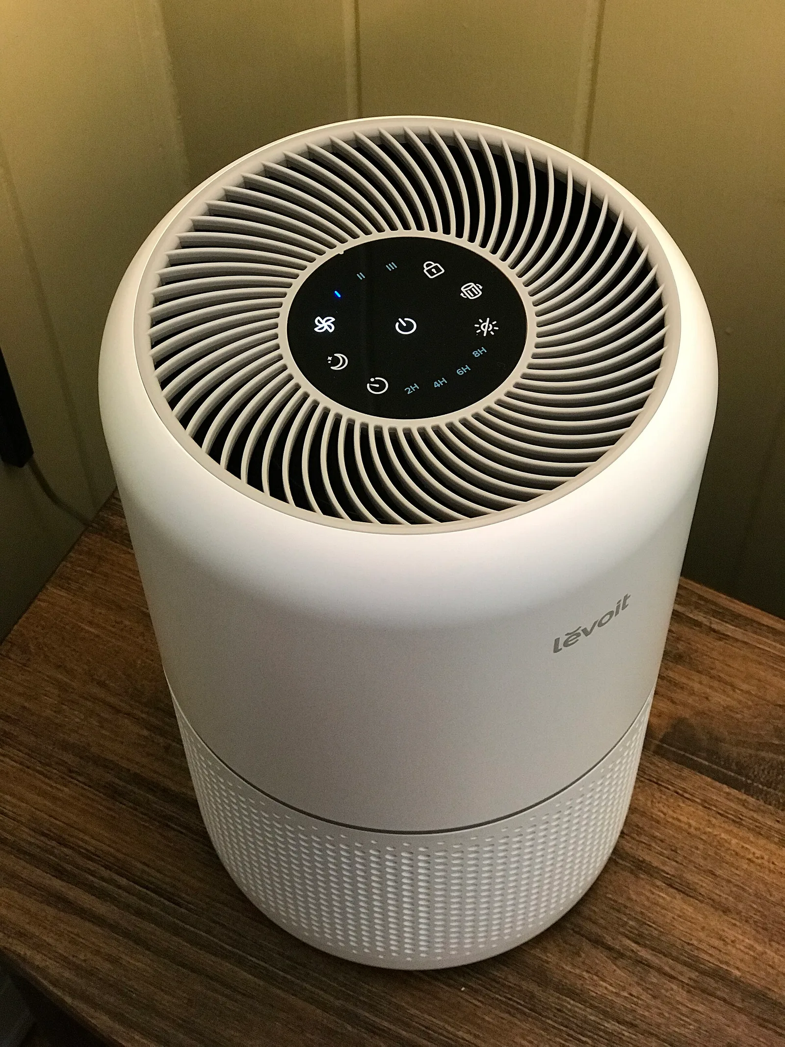 Levoit Core 300 放在床邊桌面的真實情境示意，桌面型擺位仍要保留進出風與防掉落空間