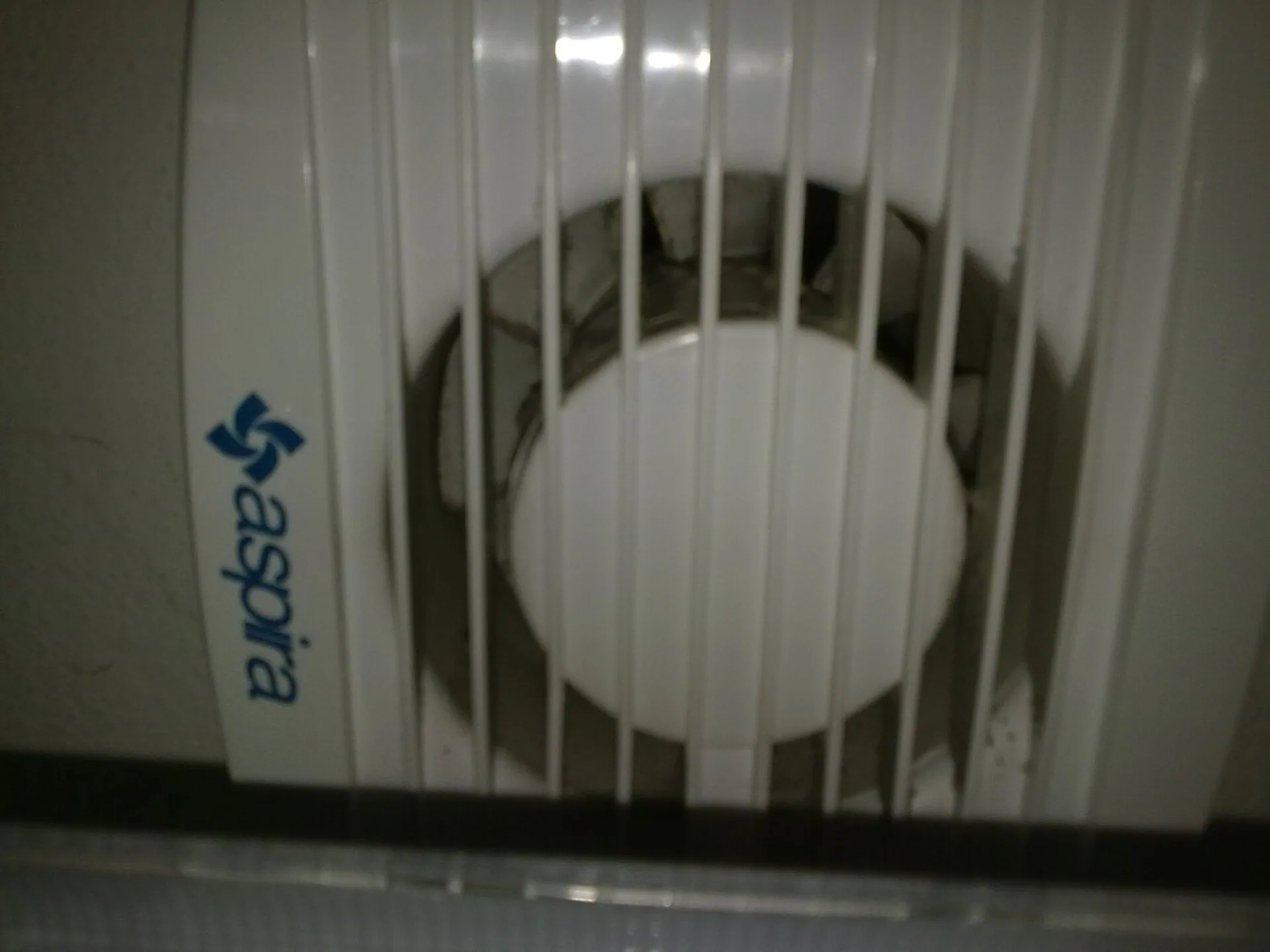 浴室抽風機轉得動就不用管？五年成本從格柵積塵、風管阻力與拆裝開始分岔