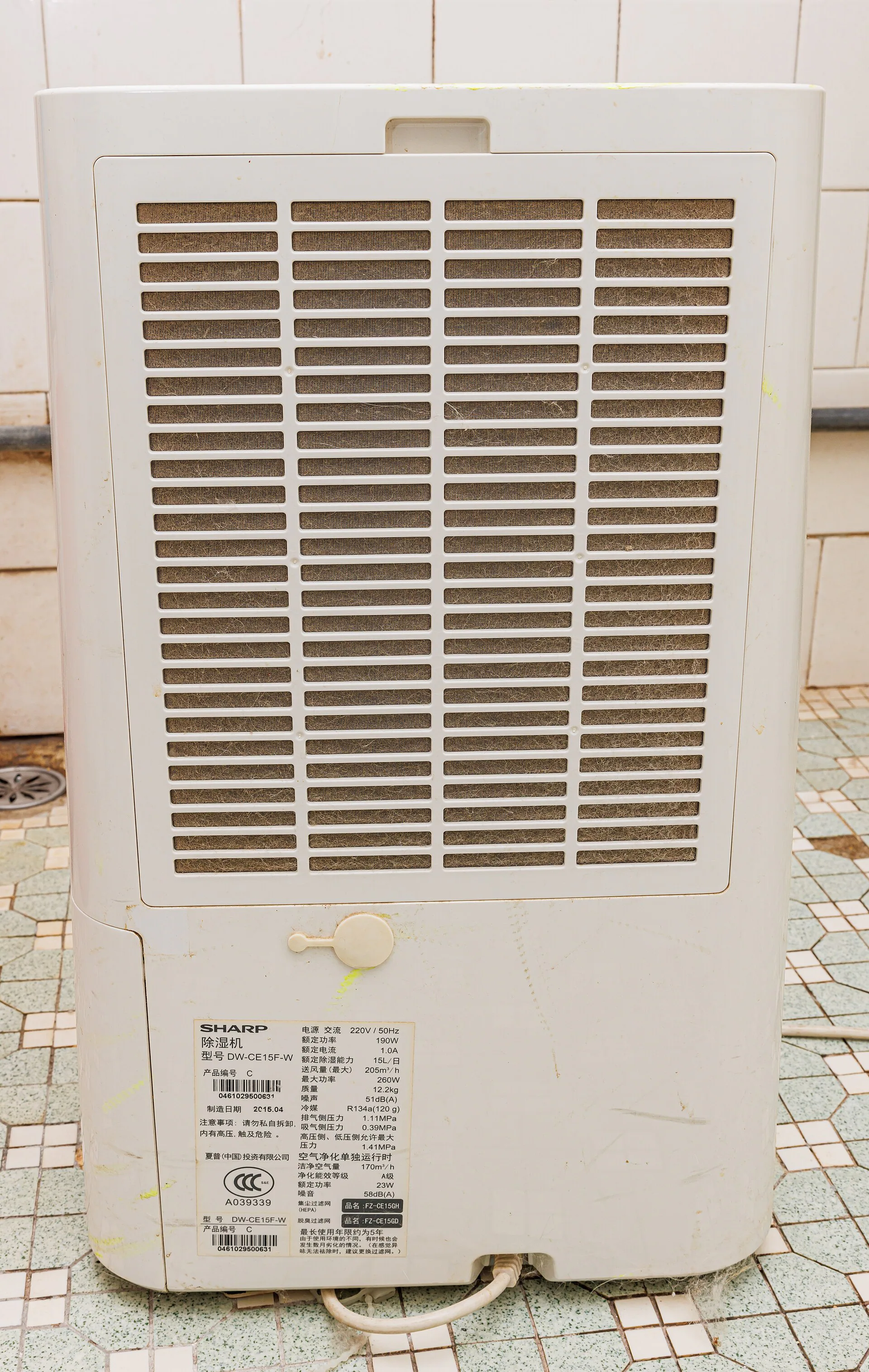 Sharp 除濕機背面真實照片，示意移動後檢查進風口、外殼與電線是否受壓，不能依照片推定個別安全距離