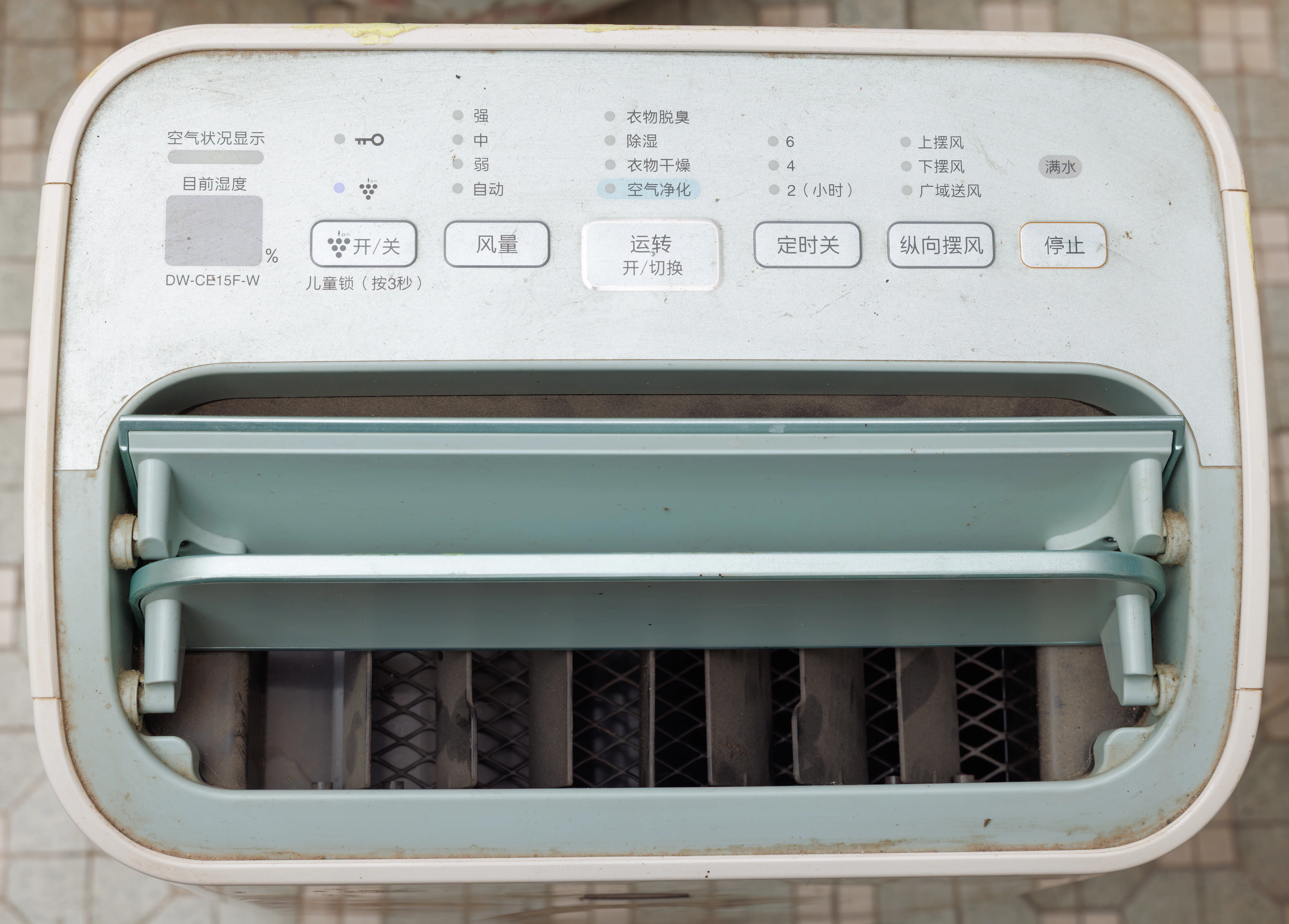 除濕機水箱寫 4 公升，倒水時間卻差三倍：先量每小時集水量