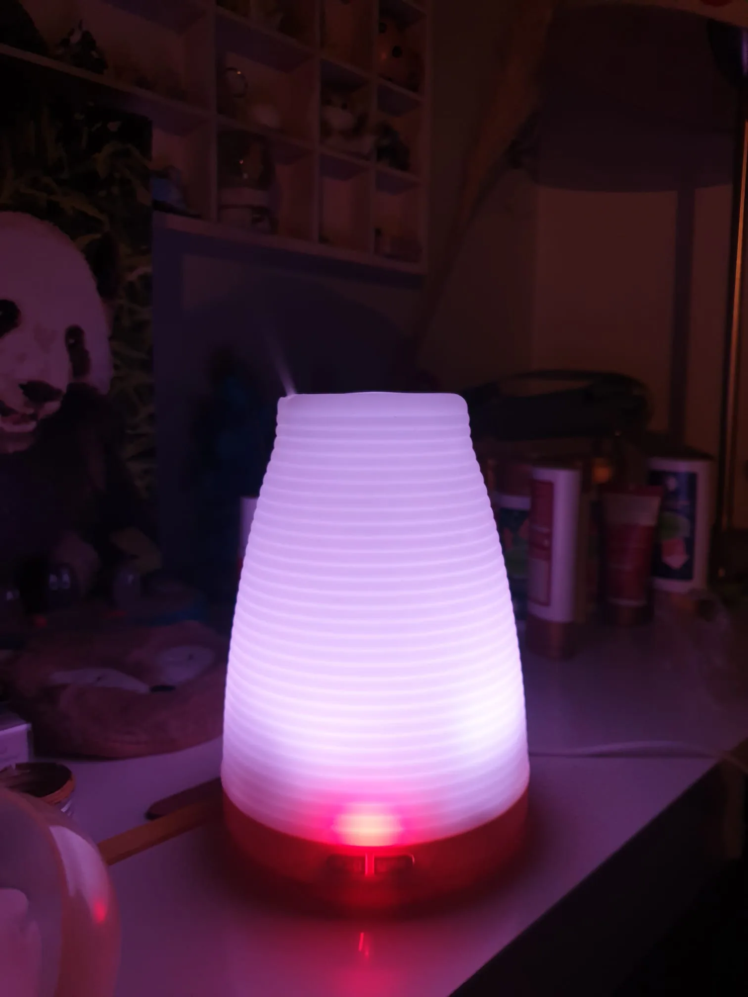 真實電動香氛擴香器照片，示意水槽、上蓋、電線與霧化出口，並非嬰幼兒房適用證明