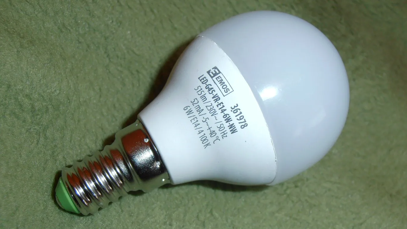 真實 LED 燈泡外殼上的瓦數、流明、色溫與電壓標示示意