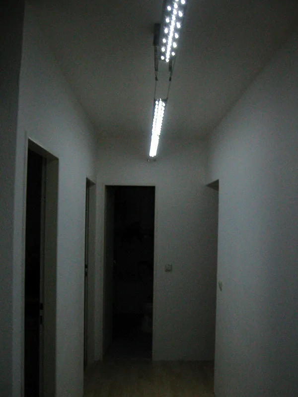 真實一體式 LED 住宅吸頂燈照片，示意光源板、底盤與擴散罩形成單一燈具系統