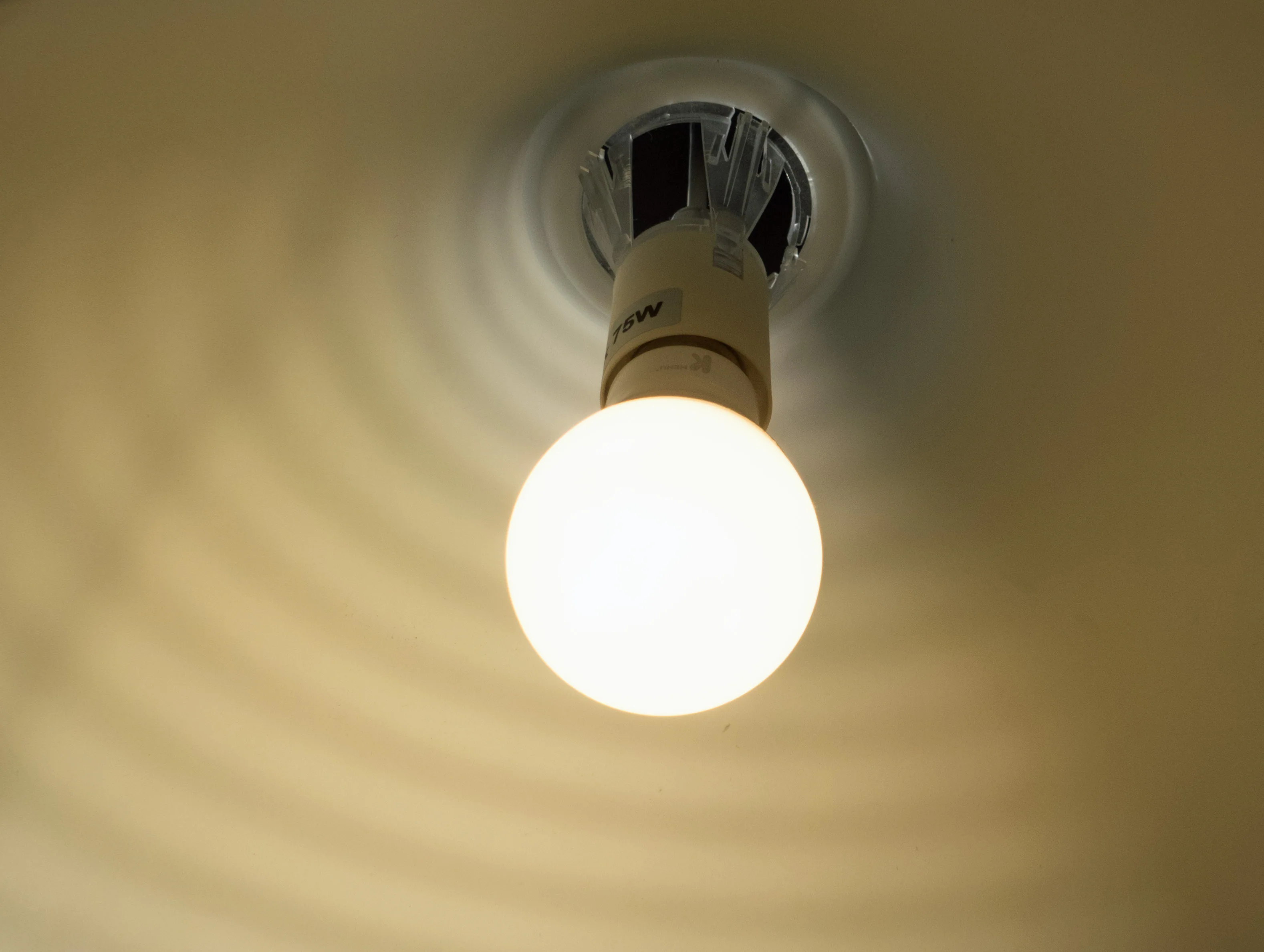 LED 燈泡、吸頂燈與燈帶都能照亮房間，維修時才看見差別：光怎麼散、熱往哪裡走