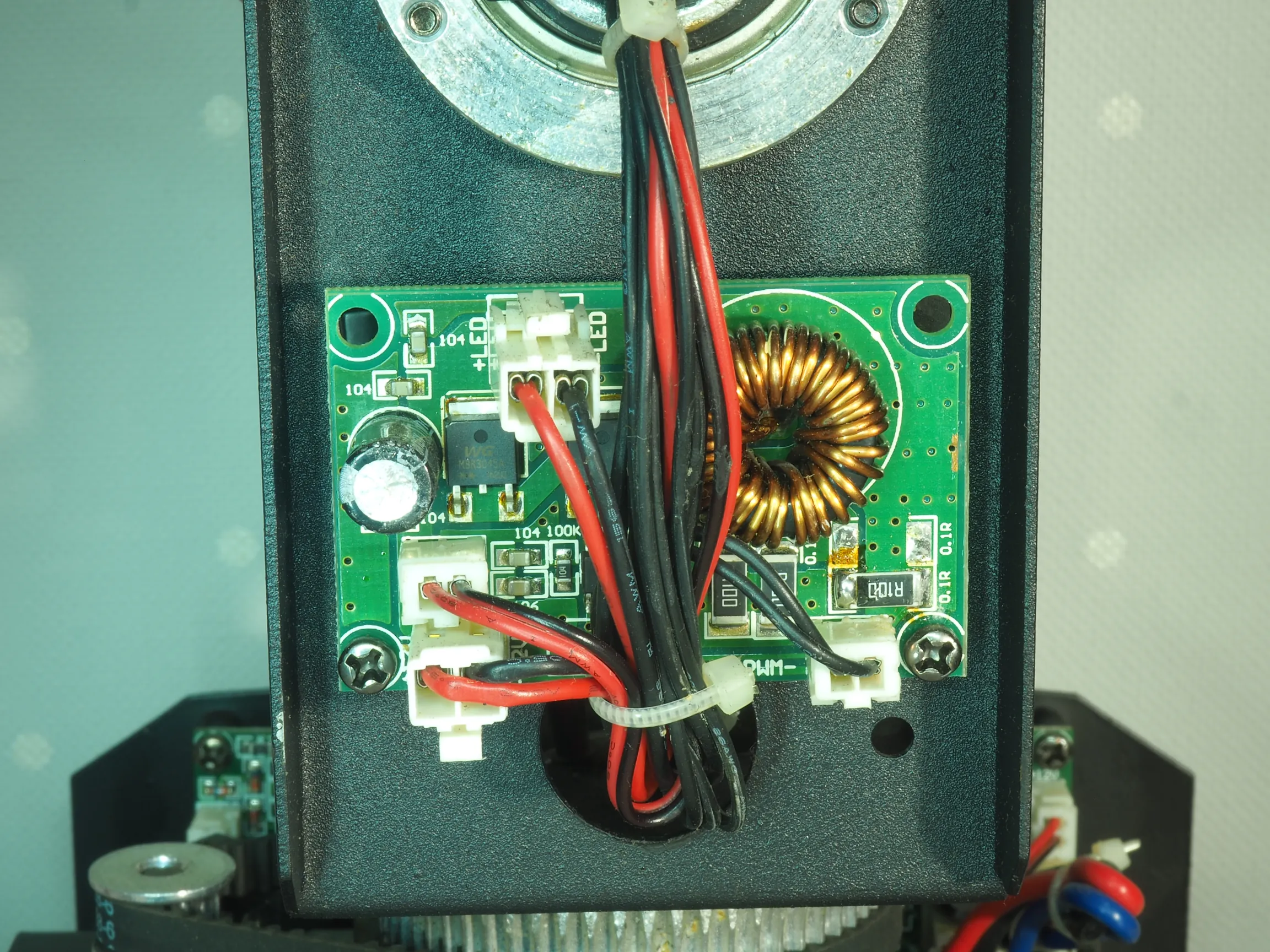 具有 PWM 亮度控制輸入的 LED 驅動器電路板真實照片，僅作驅動與調光原理示意