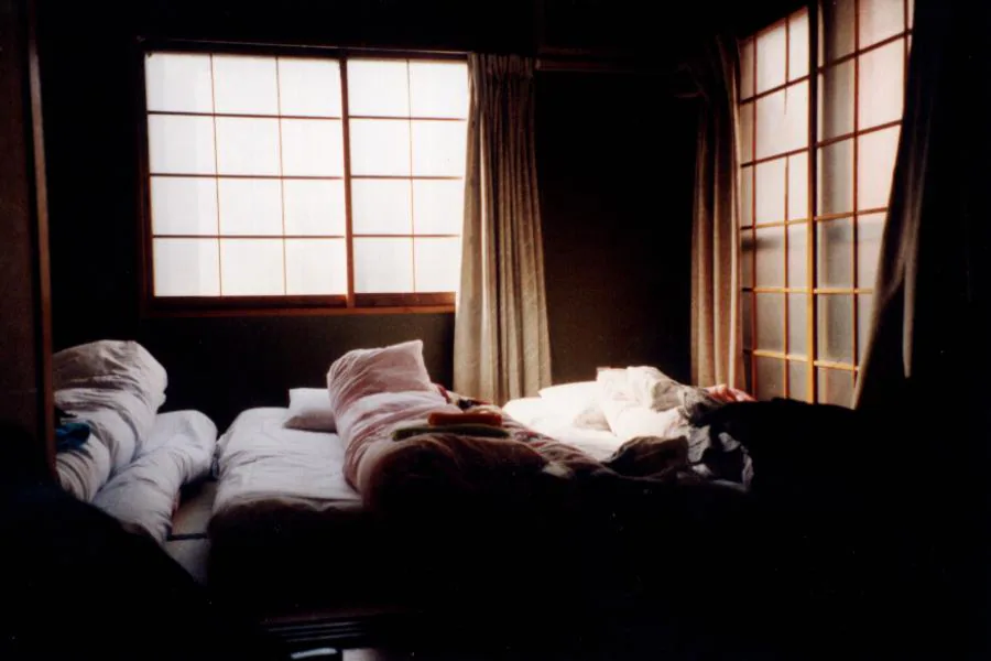 日式低矮睡眠配置真實照片，示意床面過低時仍要評估起身、走道、通風及搬動條件