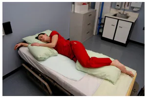 臨床側臥姿勢真實照片，示意側睡時肩膀與上肢需要保留空間，不代表特定治療姿勢