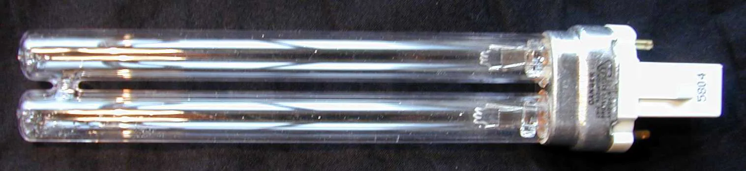 真實低壓汞 UV-C 殺菌燈管，示意燈管外觀不能用來判斷安全距離、臭氧生成或是否可在人員在場時運轉